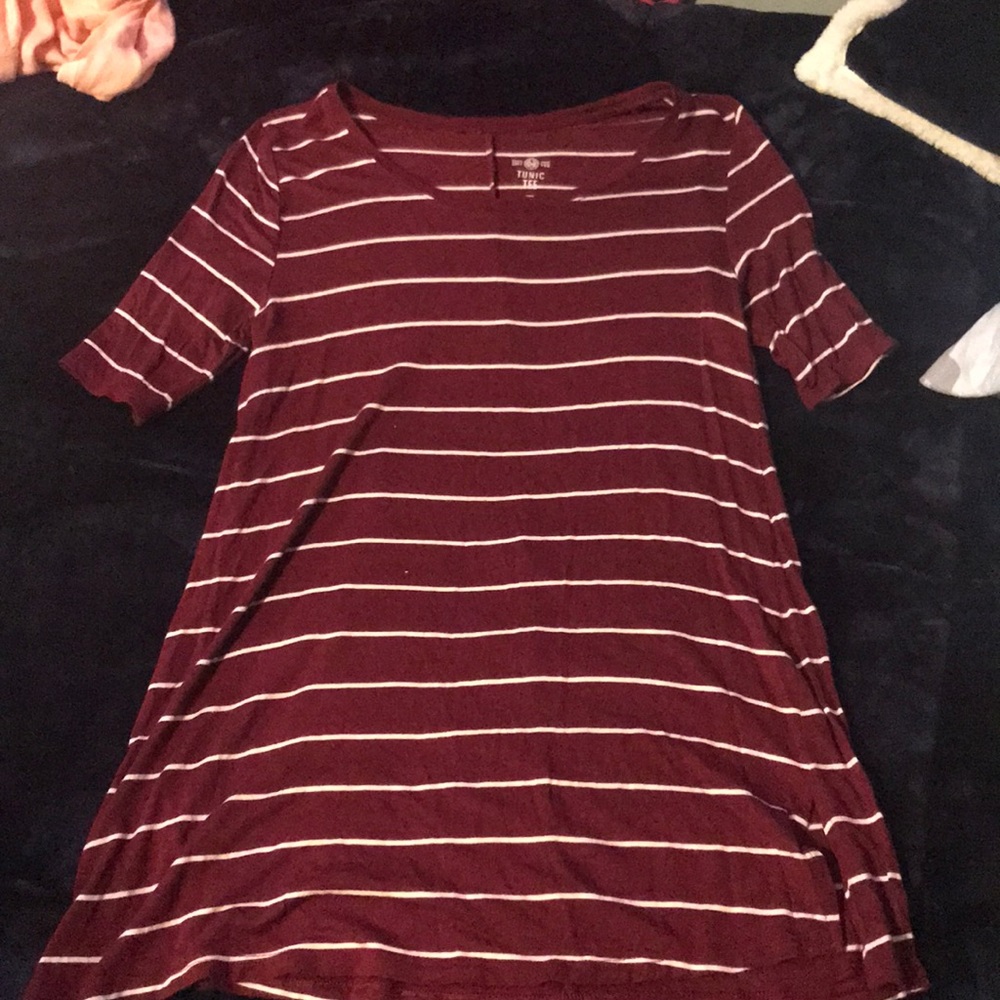 Loose fitting burgundy and white tunic shirt